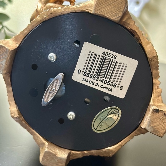 VINTAGE, NATIVITY MUSICAL GLITTER, SNOW GLOBE.COLLECTIBLE, GOLD-COLORED NATIVITY - Picture 5 of 6